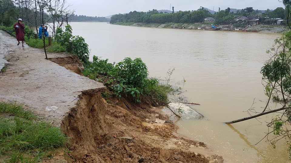 Lũ cuốn bờ sông trước trường, học sinh phải đi “xuyên tường” hàng xóm - 4 Vị trí sạt lở do lũ khoét sâu vào tận cổng trường