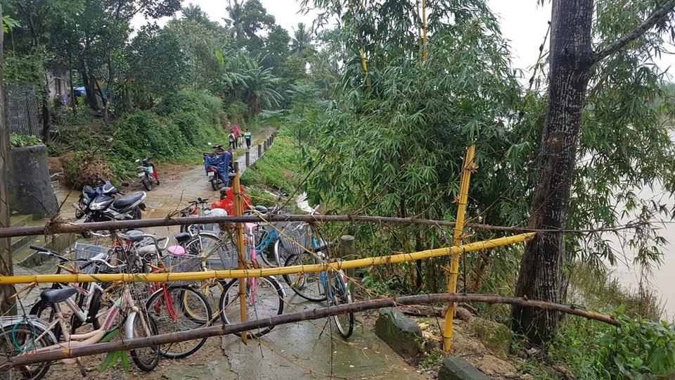 Lũ cuốn bờ sông trước trường, học sinh phải đi “xuyên tường” hàng xóm - 7 Rào chắn trước đường dẫn vào cổng trường