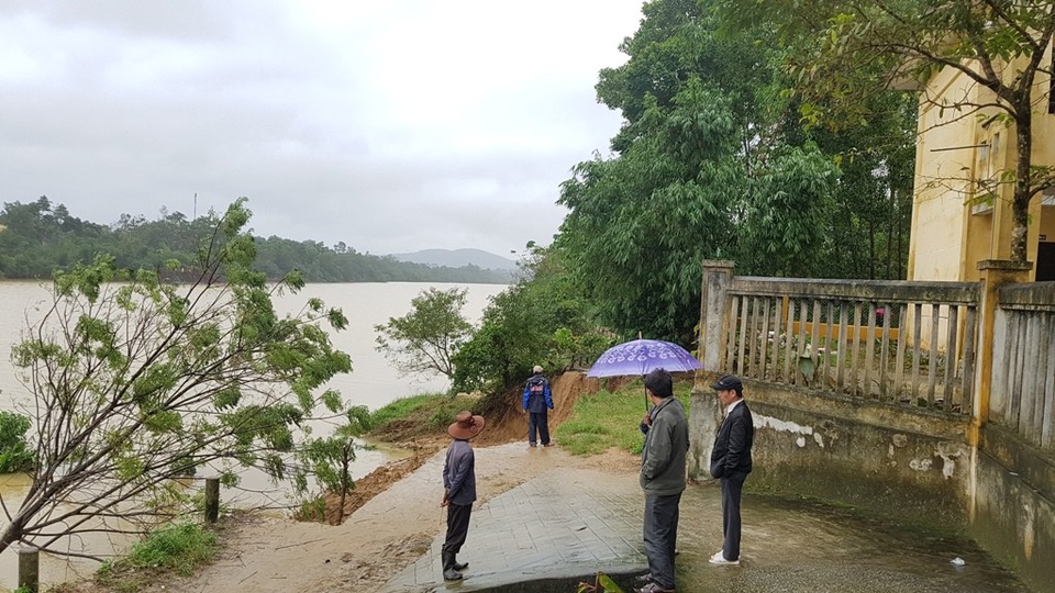 Lũ cuốn bờ sông trước trường, học sinh phải đi “xuyên tường” hàng xóm - 9 Ngôi trường nằm sát sông cực kỳ nguy hiểm bởi trận sạt lở đất