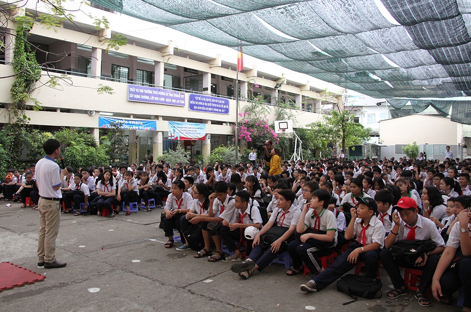 Trường học dạy học sinh đối phó chống xâm hại - 1 Hơn 1.400 học sinh trường THCS Dương Bá Trạc (quận 8) tham gia buổi sinh hoạt chuyên đề phòng chống xâm hại tình dục