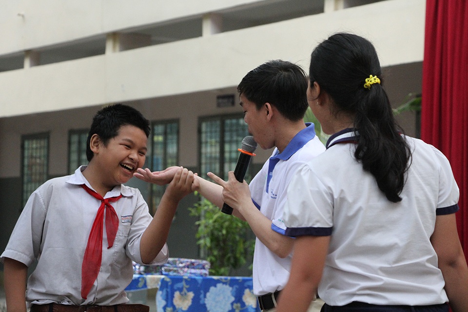 Trường học dạy học sinh đối phó chống xâm hại - 5 Ths Lê Minh Huân hướng dẫn những tư thế thoát thân khi bị kẻ xấu khống chế, xâm hại