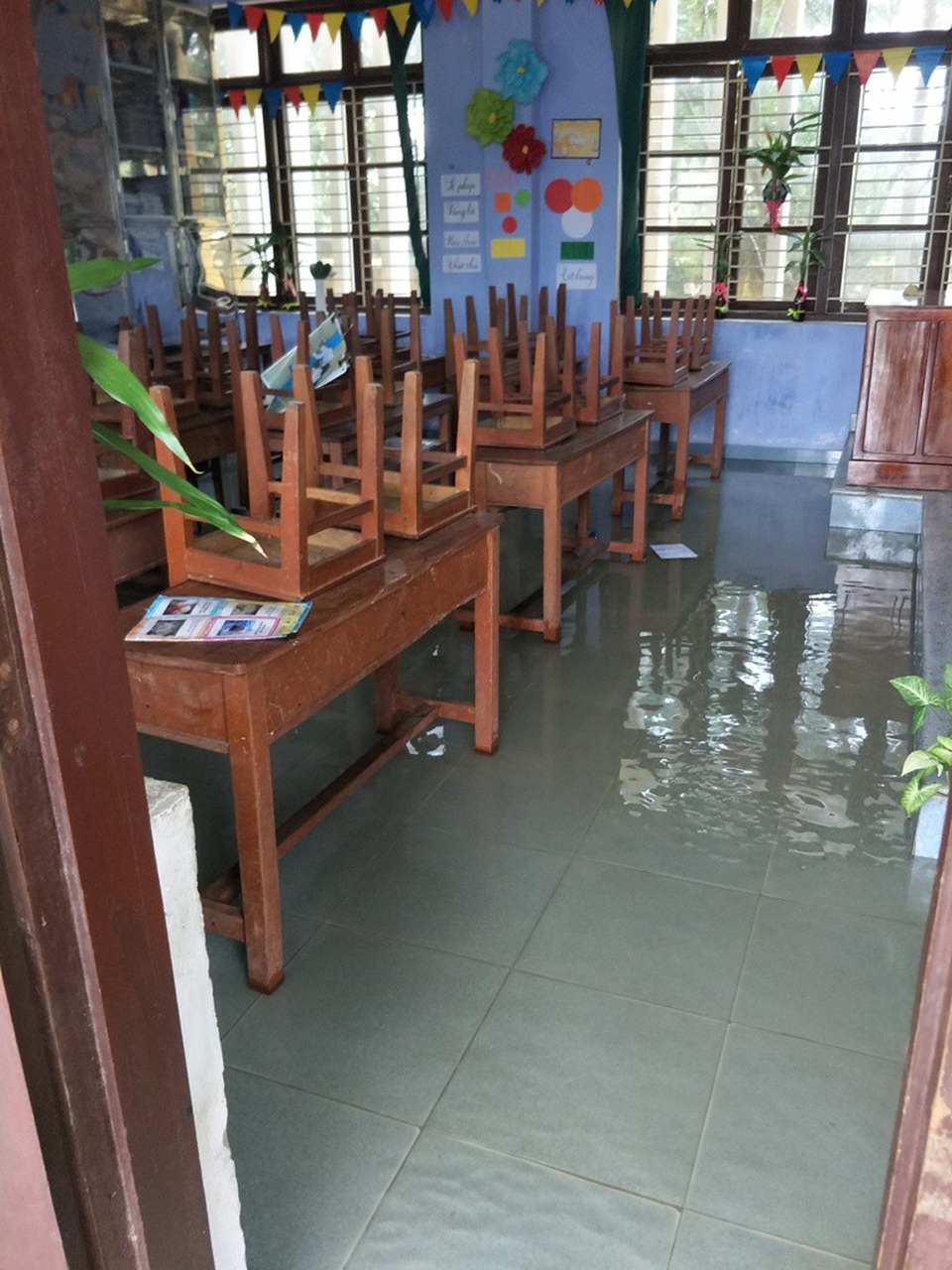 Trường học Huế tất bật dọn lũ, còn 40% trường vẫn ngập lụt - 2 Bàn ghế chồng lên tại một trường mầm non ở TP Huế