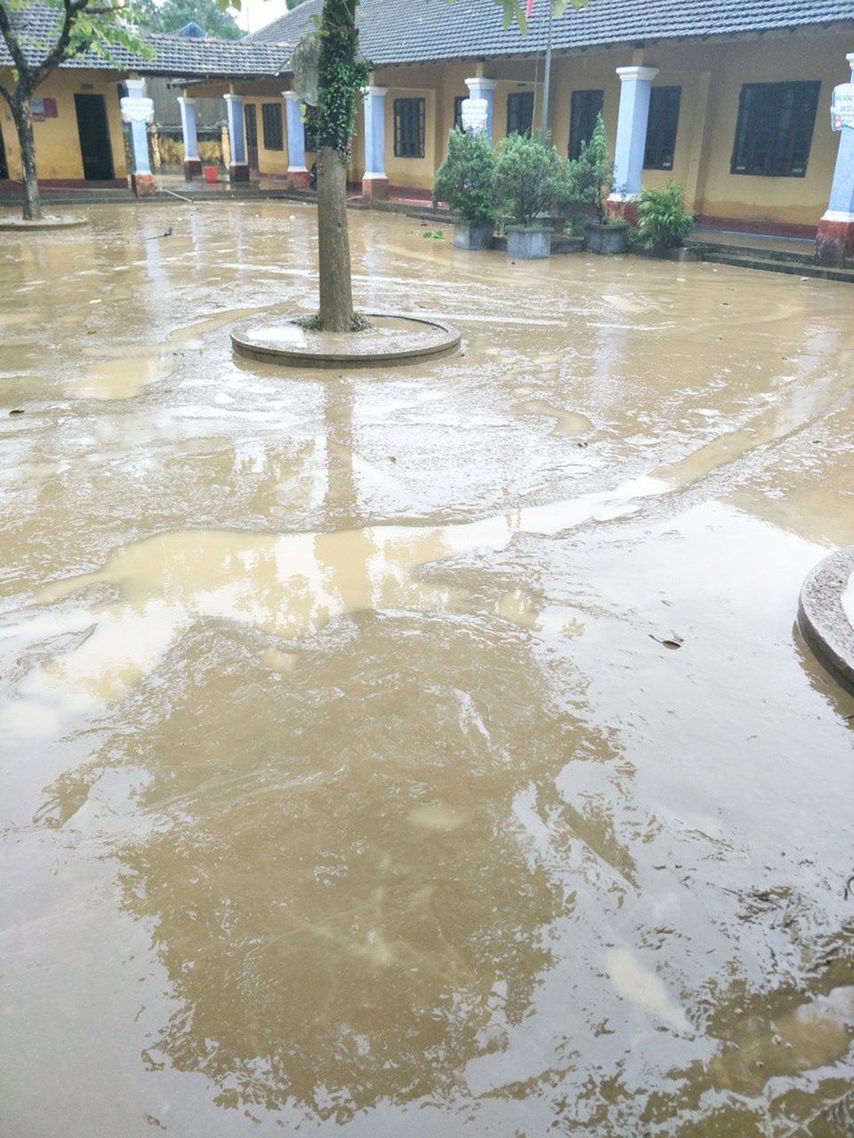Trường học Huế tất bật dọn lũ, còn 40% trường vẫn ngập lụt - 4 Bùn đất phủ đầy ở trường thấp trũng Khô Kha, phường Phú Hiệp, TP Huế
