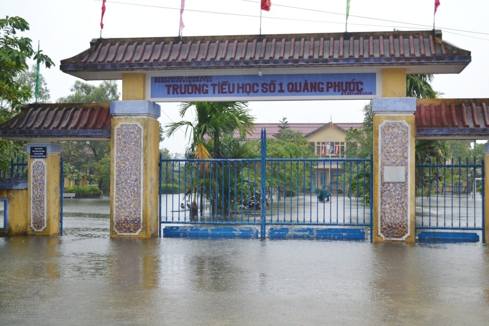 Trường học Huế tất bật dọn lũ, còn 40% trường vẫn ngập lụt - 8 Trường Tiểu học số 1 Quảng Phước tại Quảng Điền