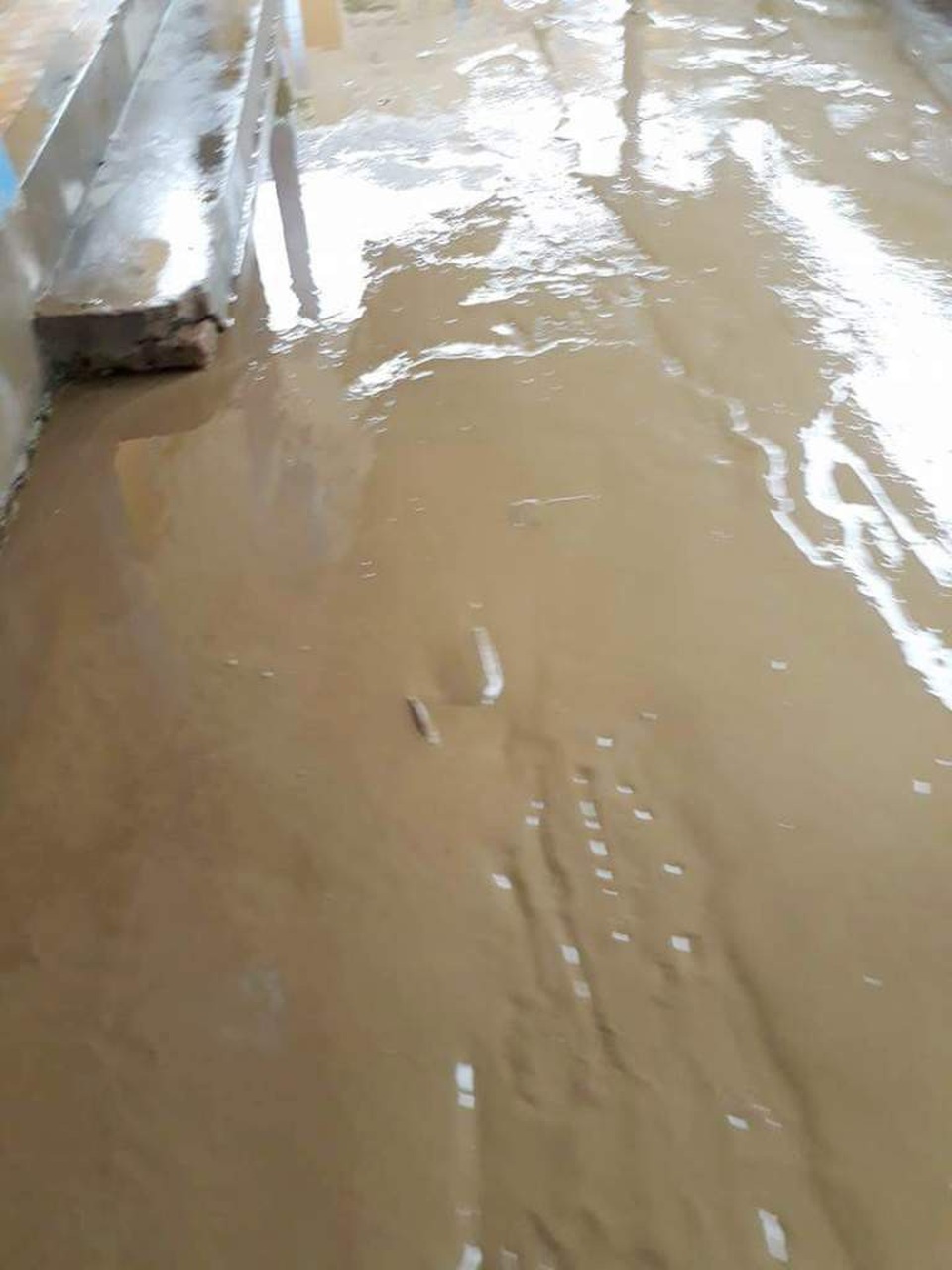 Trường học Huế tất bật dọn lũ, còn 40% trường vẫn ngập lụt - 14 Bùn đất trôi vào dày đặc ở trường Ngô Kha