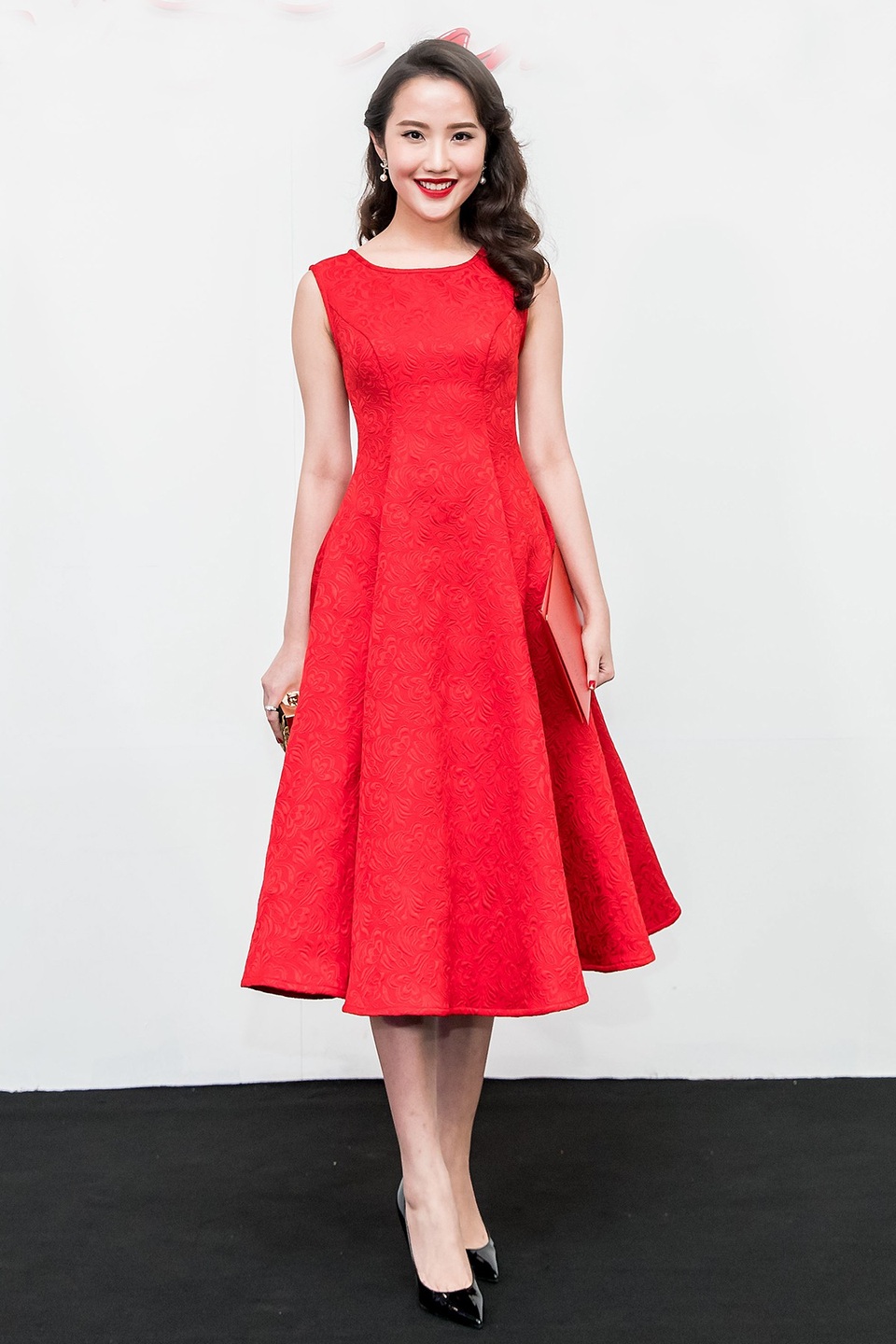 Trương Minh Xuân Thảo nhẹ nhàng, duyên dáng với đầm xòe cổ điển trên nền vãi gấm.