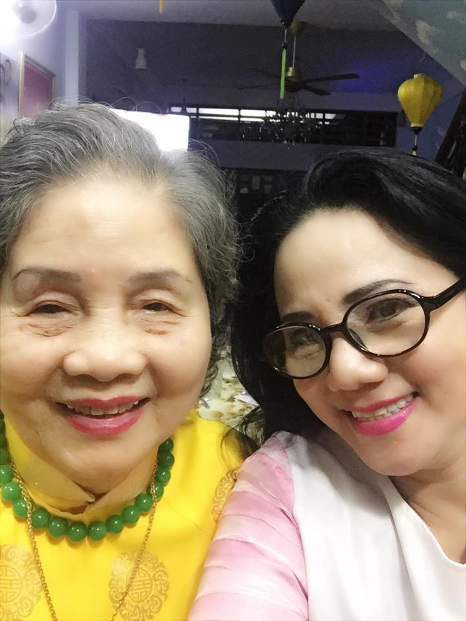 Ngày của Mẹ, sao Việt tung ảnh thời thơ ấu bên đấng sinh thành - 13 Ca sĩ Ngọc Ánh không quên dành tình cảm cho mẹ của mình, cô viết: “Lòng mẹ bao la như biển Thái Bình... Con cám ơn mẹ đã cho con có mặt trên đời này, cho con được hưởng “gien” hát hay của mẹ. Con kính mong mẹ được sức khỏe dồi dào, luôn vui vẻ và hạnh phúc mãi mãi bên cạnh ba và chúng con. Yêu mẹ nhất trên đời!”.