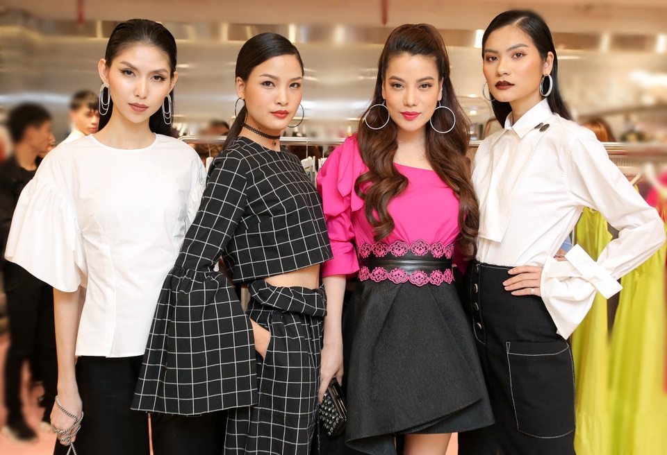 Được biết, đây là lần đầu tiên Trương Ngọc Ánh hội ngộ cùng các gương mặt nổi bật nhất của chương trình tìm kiếm người mẫu từ sau đêm chung kết cách đây gần 2 tuần. Sự góp mặt của những mỹ nhân thu hút sự quan tâm của công chúng.