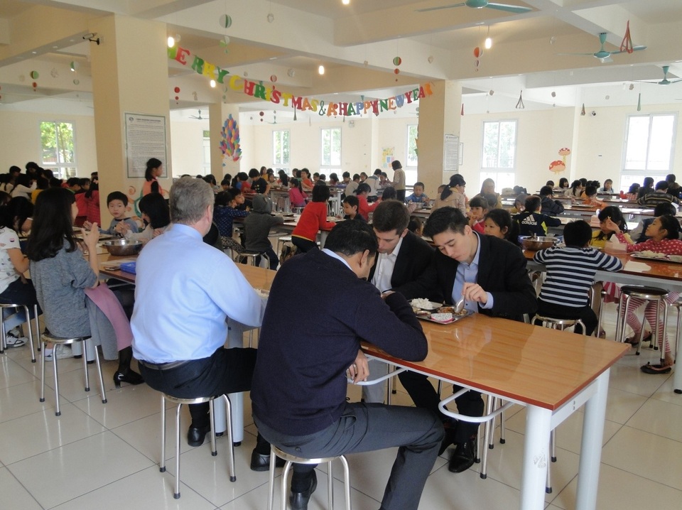 Trường quốc tế Global - môi trường học tập nề nếp, kỷ cương nghiêm ngặt - 5 Bữa ăn trưa giúp con biết được một bữa ăn dinh dưỡng như thế nào và cũng hiểu được nét văn hóa xếp hàng, không đổ thức ăn thừa hay chỉ là một thao tác xếp khay như thế nào cho đúng.