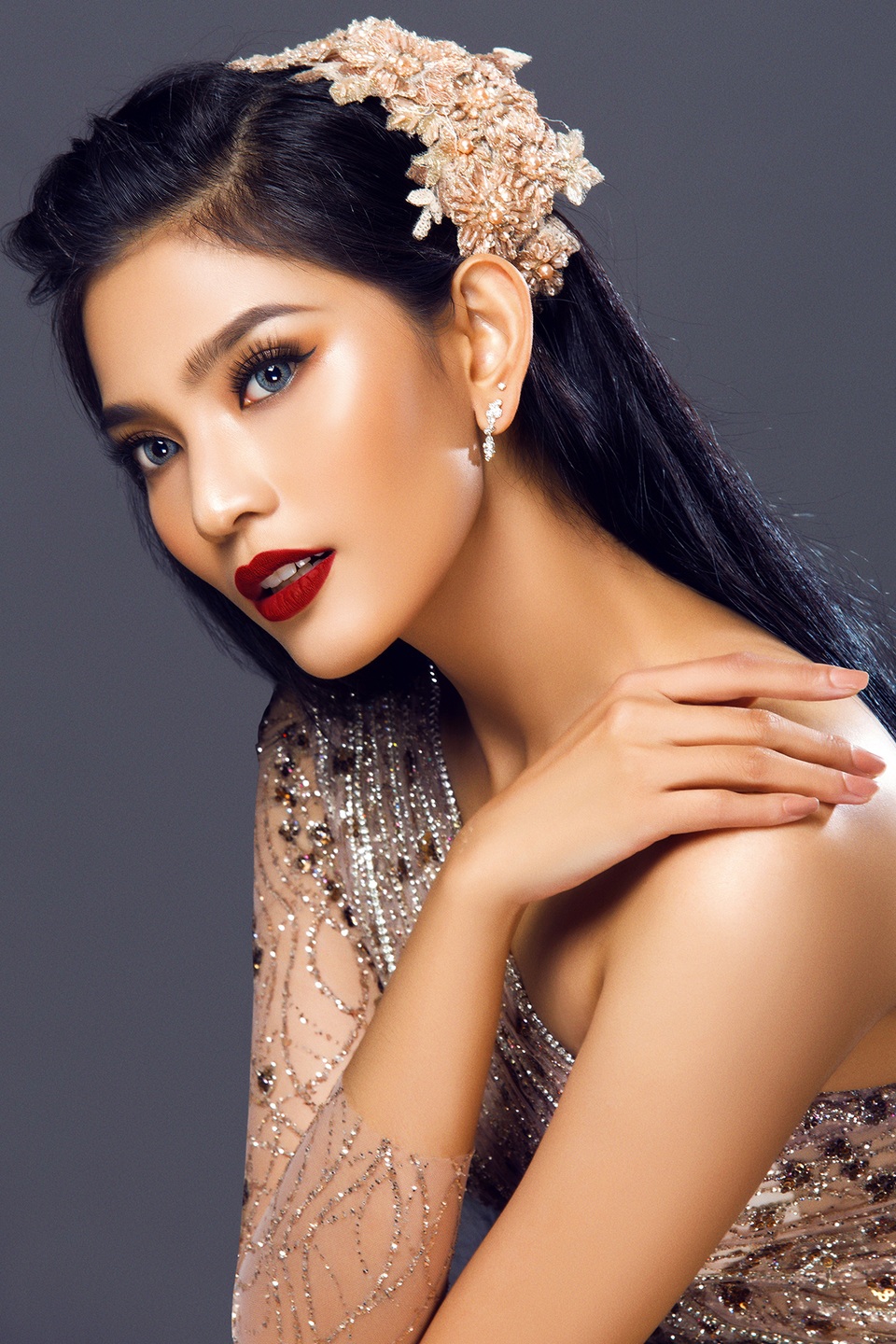Sớm mồ côi cha, Trương Thị May nguyện “ở vậy” suốt đời phụng dưỡng mẹ - 5 Là người ăn chay trường và gắn liền với các hoạt động thiện nguyện, Trương Thị May rất hào hứng khi tham gia vào các hoạt động nhân ái, nhất là khi cô cũng từng là một đứa trẻ kém may mắn, mồ côi cha từ nhỏ nên có sự đồng cảm và thấu hiểu nhất định.