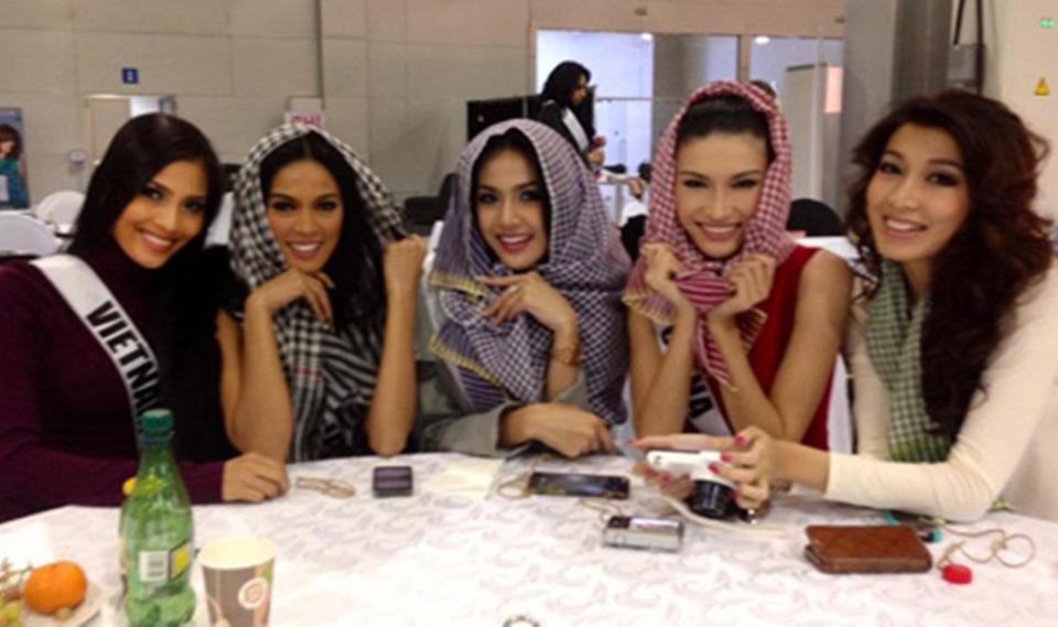 Sở thích "lạ lùng" của người đẹp Trương Thị May - 1 Trương Thị May (ngoài cùng bên trái) mang khăn rằn đến tặng thí sinh Hoa hậu hoàn vũ thế giới.