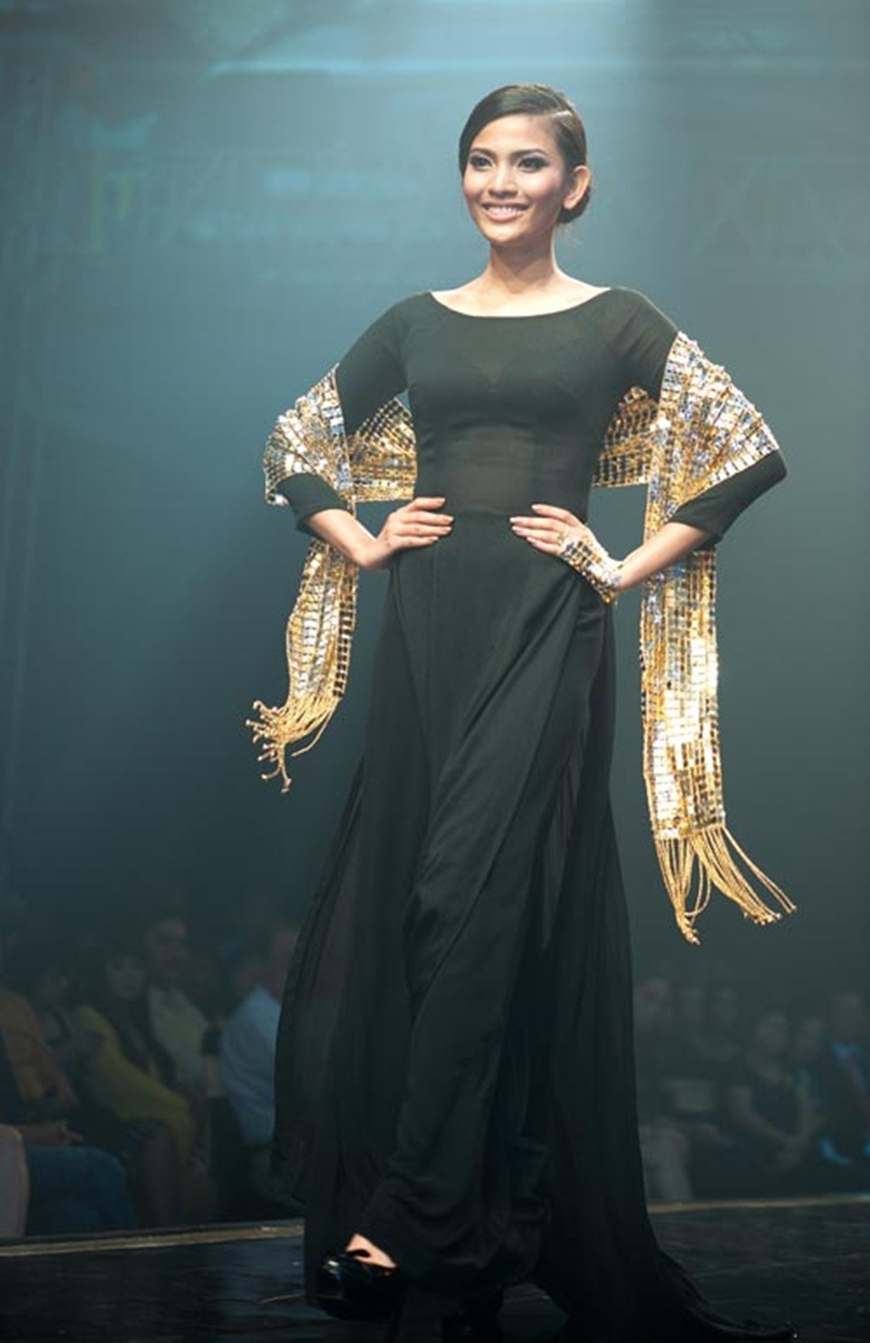 Sở thích "lạ lùng" của người đẹp Trương Thị May - 2 Trương Thị May và bộ khăn xác lập kỉ lục Việt Nam.