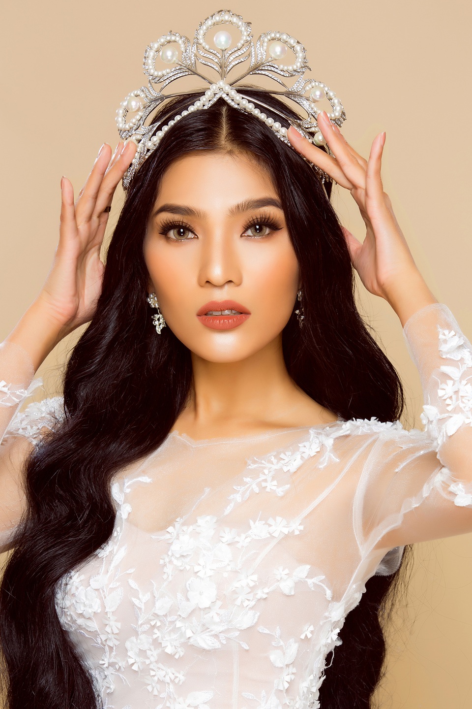 Sớm mồ côi cha, Trương Thị May nguyện “ở vậy” suốt đời phụng dưỡng mẹ - 9 Cô còn đội vương miện “bản sao” của chiếc vương miện Mikimoto lừng danh thế giới trong bộ ảnh này.