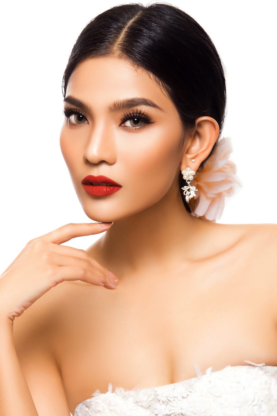 Sớm mồ côi cha, Trương Thị May nguyện “ở vậy” suốt đời phụng dưỡng mẹ - 1 Chính thức bước vào làng giải trí Việt sau khi giành được danh hiệu Á hậu 1 Hoa hậu các dân tộc Việt Nam 2007, Á hậu Trương Thị May ngày càng đẹp mặn mà.