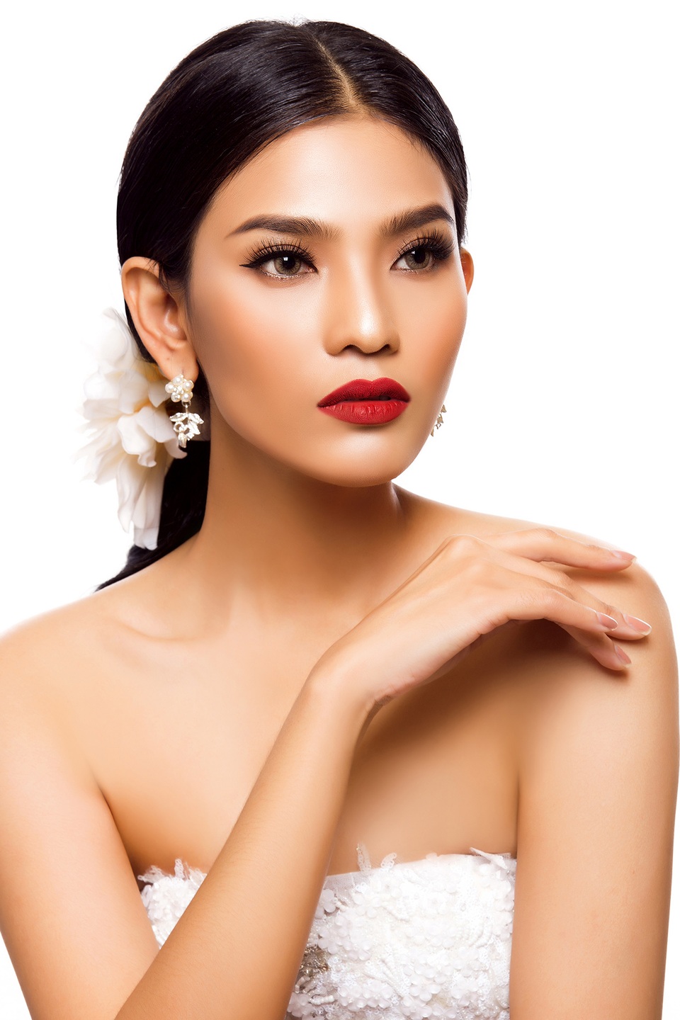 Sớm mồ côi cha, Trương Thị May nguyện “ở vậy” suốt đời phụng dưỡng mẹ - 4 Mới đây, Trương Thị May còn vinh dự trở thành đại sứ quỹ AMI Smile Foundation để giúp đỡ trẻ em toàn Việt Nam do Hoa hậu Quý bà Hoàn vũ 2016 - Hằng Nguyễn thành lập. Đồng thời, cô cũng chính là gương mặt vedette kết show The Dreamers tôn vinh lụa lãnh Mỹ A vừa qua.