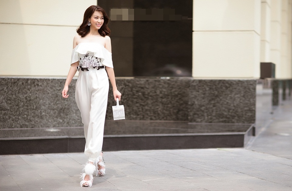 Người đẹp Trương Tùng Lan sexy dạo phố với áo xẻ sâu ngực - 10 Người đẹp Trương Tùng Lan sexy dạo phố với áo xẻ sâu ngực - 10