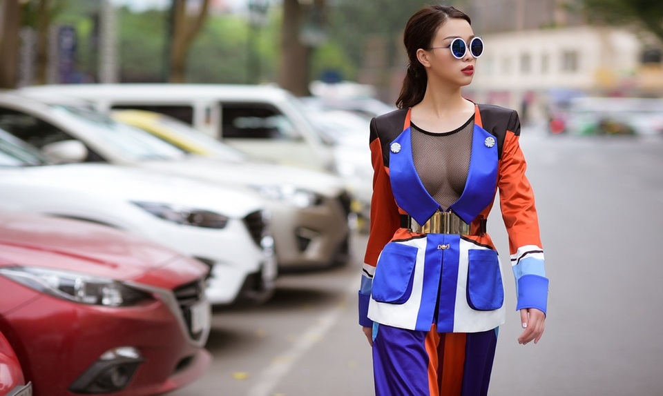 Người đẹp Trương Tùng Lan sexy dạo phố với áo xẻ sâu ngực - 11 Người đẹp Trương Tùng Lan sexy dạo phố với áo xẻ sâu ngực - 11