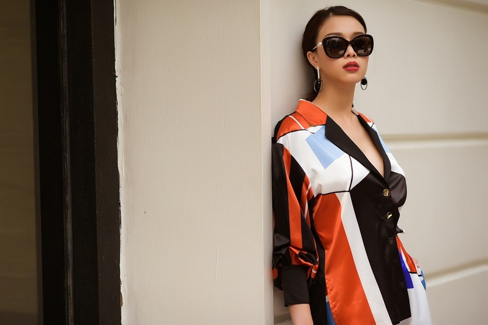 Người đẹp Trương Tùng Lan sexy dạo phố với áo xẻ sâu ngực - 13 Người đẹp Trương Tùng Lan sexy dạo phố với áo xẻ sâu ngực - 13