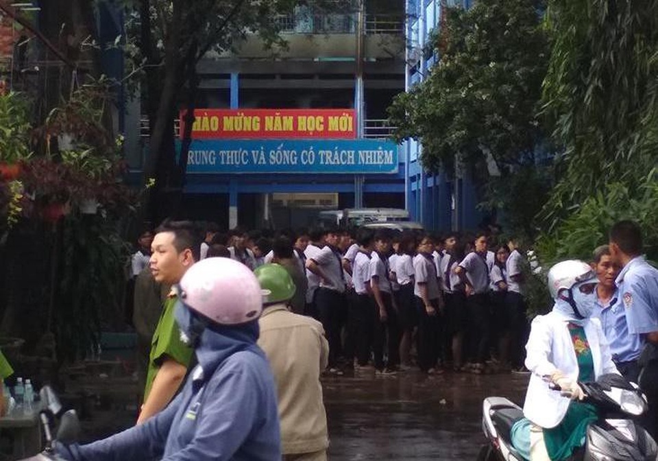 Sau vụ cháy, Hiệu trưởng viết thư cảm ơn học trò - 2 Học sinh Trường THCS - THPT Nhân Văn, TPHCM bình tĩnh xếp hàng di chuyển khi có hỏa hoạn