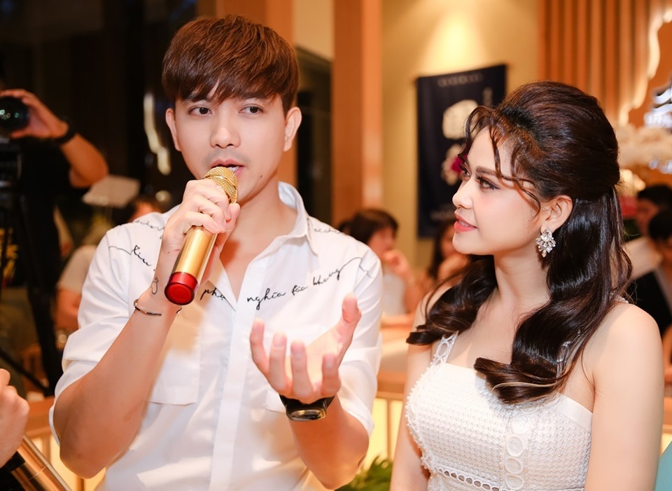 Trương Quỳnh Anh - Tim lại “diễn” đang hạnh phúc? - 8 Khi Tim phát biểu, Trương Quỳnh Anh luôn nhìn anh âu yếm