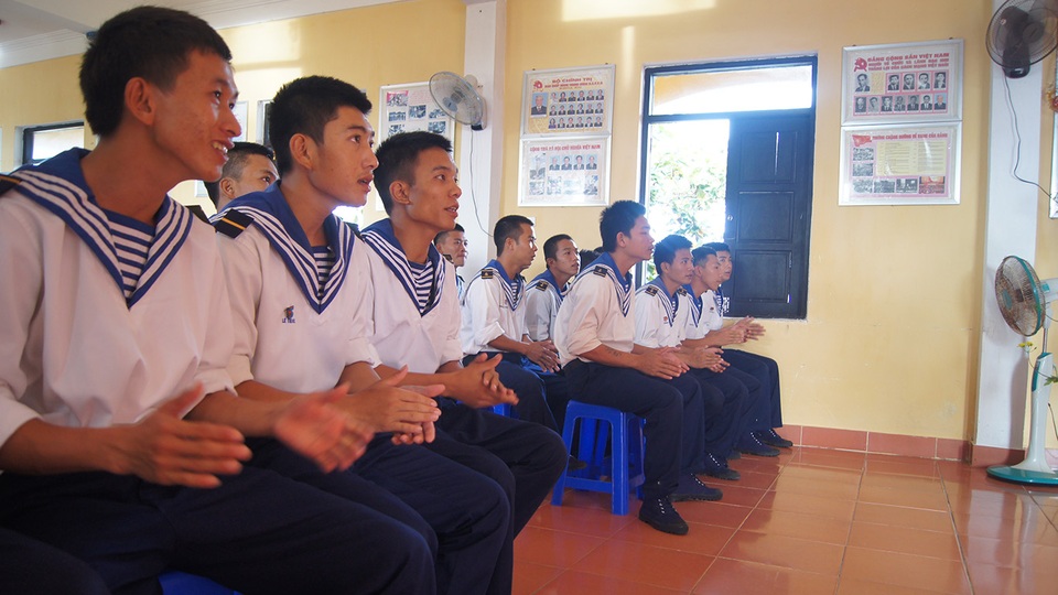 Niềm vui của các chiến sĩ hoà cùng không khí xuân