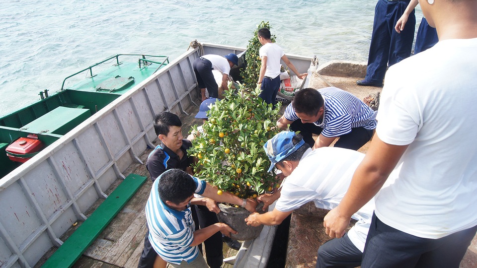Trường Sa rộn rã đón Tết sớm - 1 Những món quà đong đầy tình cảm từ đất liền chuyển đến Trường Sa