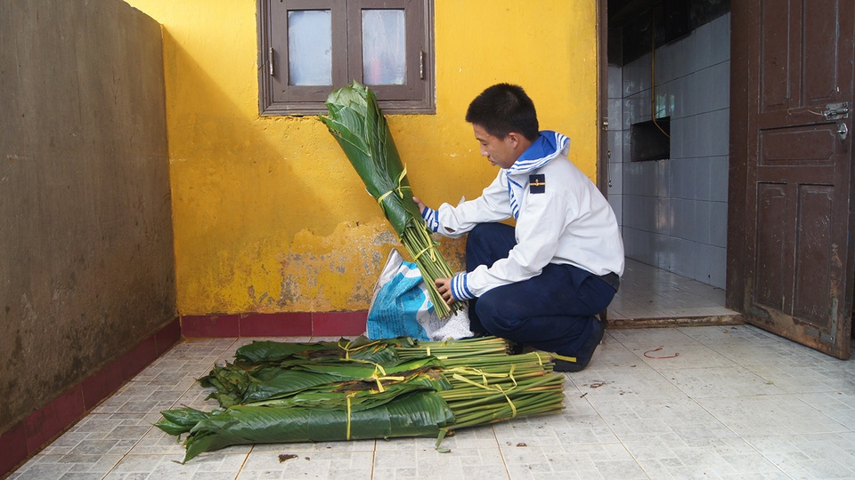 Trường Sa rộn rã đón Tết sớm - 5 Lá dong được chuẩn bị để gói bánh chưng, phục vụ Tết cho các chiến sĩ và người dân trên đảo
