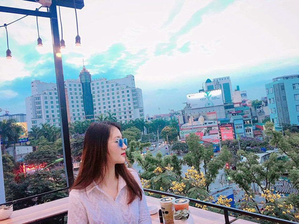 Màn “cú hóa tiên” không thể tin nổi của cô gái Hà thành - 12
Mình cũng biết trang điểm, ăn mặc điệu đà hơn nên nhìn cũng khác, Diệu nói