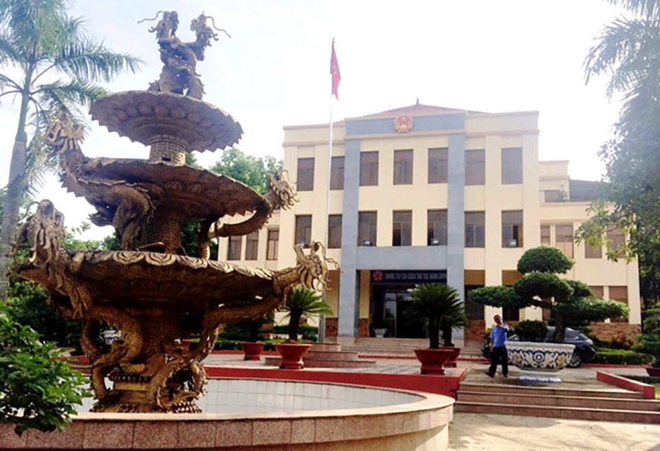 “Tuýt còi” vụ con gái Phó giám đốc sở “xin trẻ” lại 2 tuổi - 2 UBND thị xã Đồng Xoài, nơi nguyên Chủ tịch thị xã này được cho là đã bổ nhiệm thần tốc cho con trai.