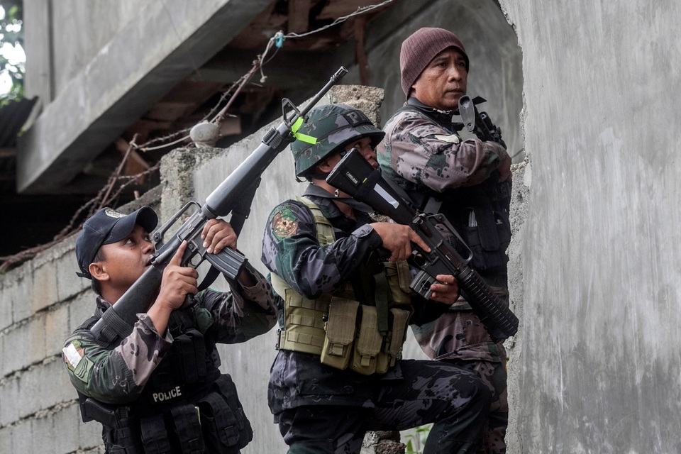 Chiến sự ác liệt tại thành phố bị phiến quân bao vây ở Philippines - 7 Trước đó, một lệnh ngừng bắn giữa quân đội chính phủ và các tay súng cực đoan do nhóm Maute dẫn đầu đã bị phá vỡ chỉ sau một giờ có hiệu lực hôm 4/6. Mục đích của lệnh ngừng bắn này là nhằm cung cấp hỗ trợ nhân đạo cho người dân ở những vùng chiến sự, tuy nhiên kế hoạch đã bị thất bại. (Ảnh: Reuters)