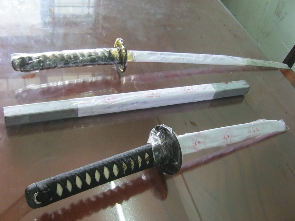 Bắt khẩn cấp 3 nghi can chém gục nhân viên cửa hàng thời trang - 2 Hung khí công an thu giữ