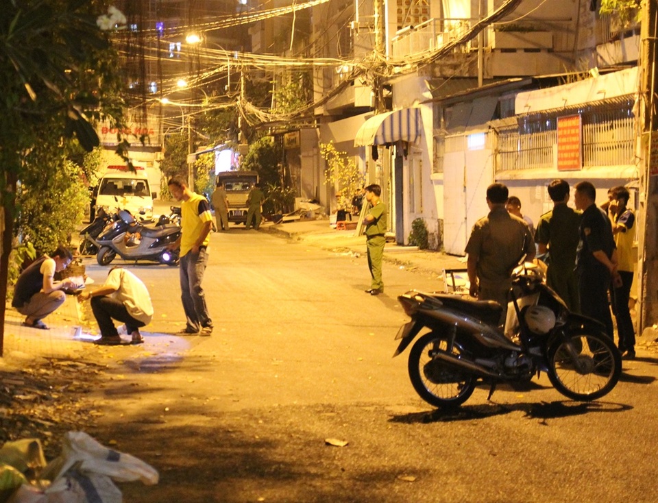 Thanh niên gục chết sau cuộc truy sát - 1 Công an phong tỏa hiện trường để khám nghiệm