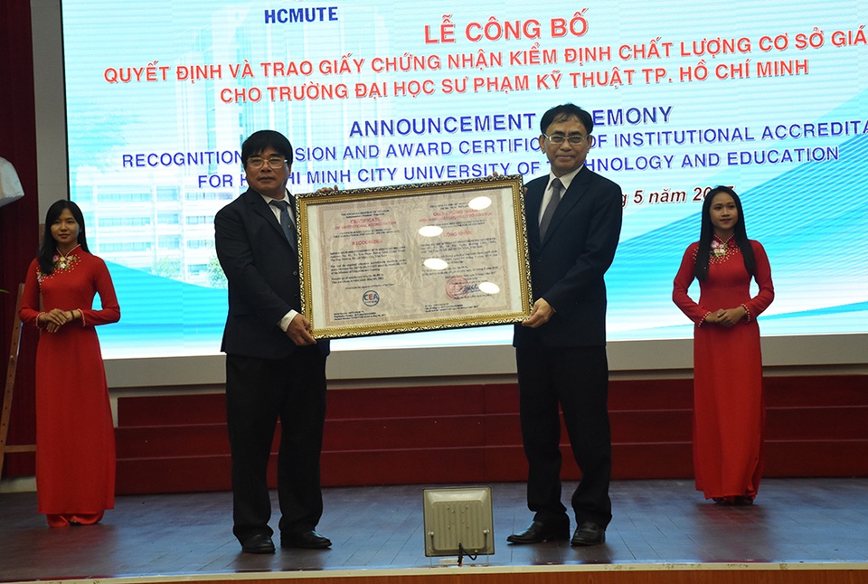 Hàng loạt trường đại học tại TPHCM đạt chuẩn kiểm định chất lượng - 2 PGS.TS Nguyễn Hội Nghĩa trao chứng nhận đạt chuẩn kiểm định chất lượng cho Hiệu trưởng trường ĐH Sư phạm Kỹ thuật TPHCM Đỗ Văn Dũng