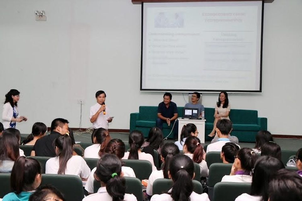 Tương lai rộng mở với khoa Công nghệ sinh học Đại học Tân Tạo - 2 TS. Nguyễn Đình Trường - quyền trưởng khoa CNSH tổ chức hội thảo khoa học về khởi nghiệp cho các sinh viên khoa CNSH Đại học Tân Tạo.