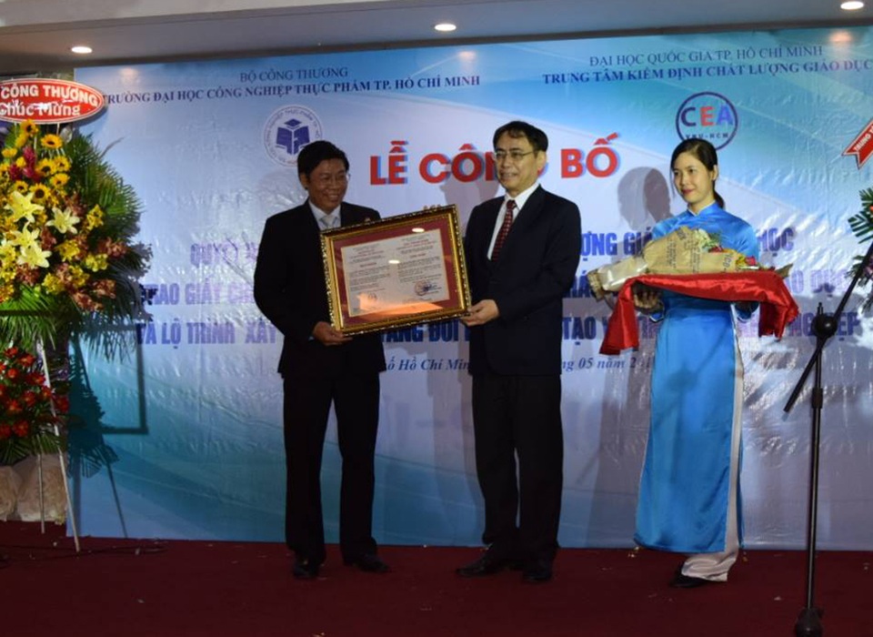 Thêm hai trường đại học đạt chuẩn kiểm định chất lượng giáo dục - 2 PGS.TS Nguyễn Hội Nghĩa, Phó Giám đốc ĐHQG TPHCM kiêm Giám đốc Trung tâm kiểm định (ĐHQG TPHCM) trao chứng nhận cho lãnh đạo trường ĐH Công nghiệp Thực phẩm TPHCM