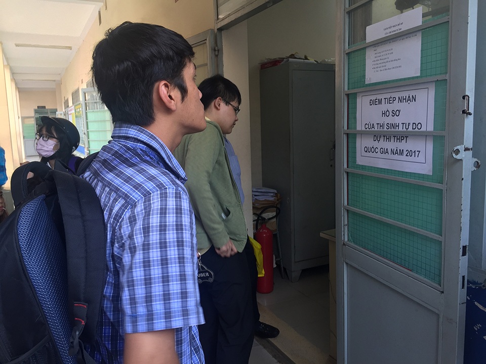 Thí sinh tự do vẫn lơ mơ về đăng ký dự thi - 2 Thí sinh chờ đến lượt vào nộp hồ sơ