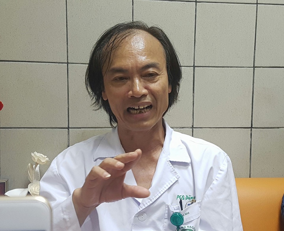 Chuyên gia cảnh báo nguy hiểm chết người vì thực phẩm chức năng dạng thuốc cho trẻ - 1 PGS.TS Nguyễn Tiến Dũng lo ngại sự nhầm lẫn của người dân, nghĩ rằng chỉ uống một ống oresol là đủ bù nước cho một lần đi ngoài sẽ rất nguy hiểm. Ảnh: H.Hải