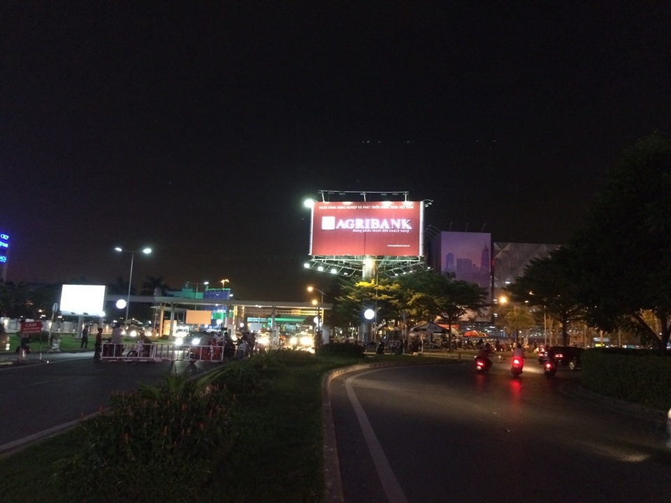 Sân bay Tân Sơn Nhất thông thoáng trong những chuyến bay đêm - 2 Lối vào nhà ga quốc nội sân bay Tân Sơn Nhất dễ thở hơn ban ngày rất nhiều