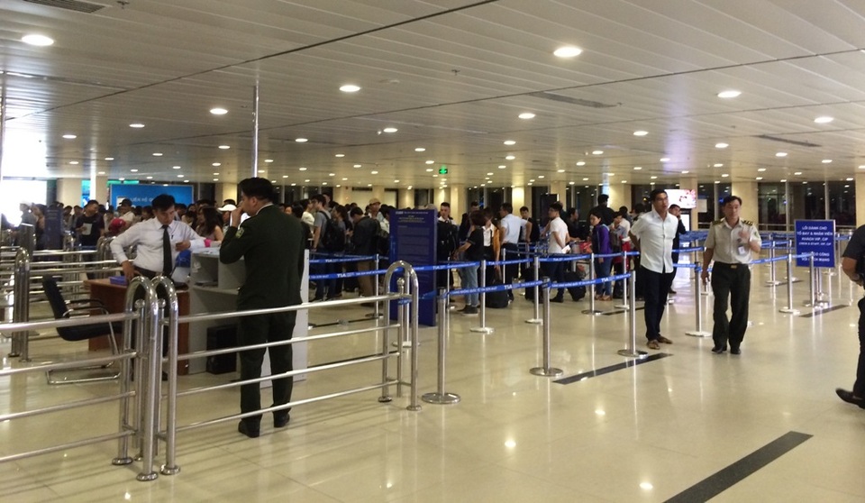 Sân bay Tân Sơn Nhất thông thoáng trong những chuyến bay đêm - 7 Khu vực làm thủ tục kiểm tra an ninh cũng khá vắng vẻ