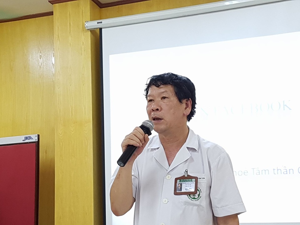 Giật mình cậu bé 14 tuổi ảo giác, hoang tưởng vì vào facebook 10 tiếng mỗi ngày - 1 TS Phương cho rằng việc lạm dụng facebook có thể gây nhiều rối loạn cho cơ thể. Ảnh: H.Hải