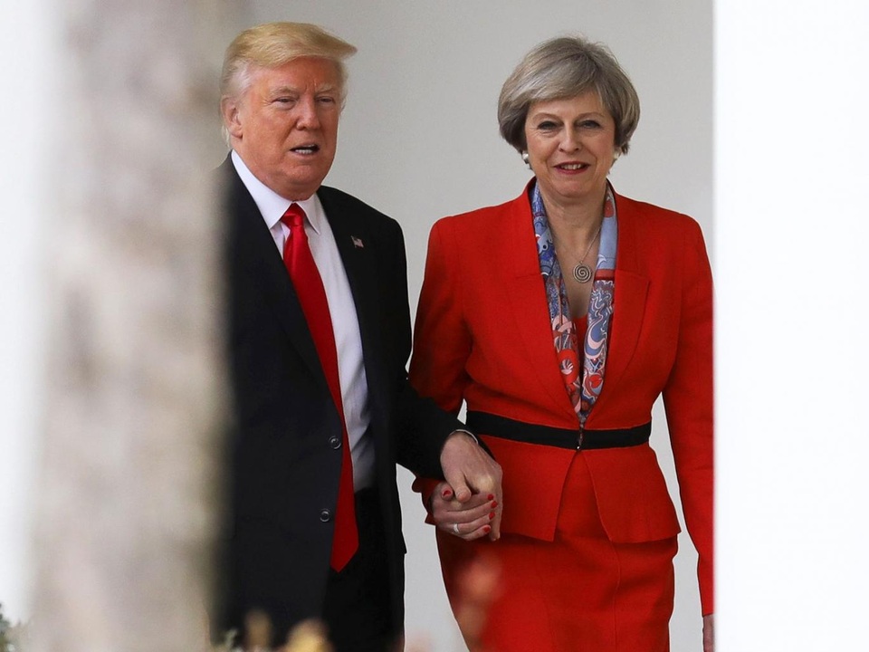 Tổng thống Trump nắm tay thân mật nữ Thủ tướng Anh - 1
Tổng thống Mỹ Donald Trump và Thủ tướng Anh Theresa May. (Ảnh: Independent)