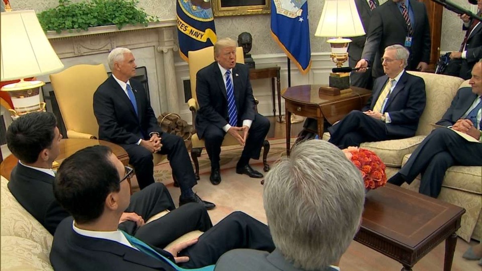 Quyết định gây "sốc" đảng Cộng hòa của Tổng thống Trump - 1
Tổng Thống Donald Trump họp với lãnh đạo lưỡng đảng hôm 6/9 tại Nhà Trắng về kế hoạch nâng trần nợ công. (Ảnh: Reuters)