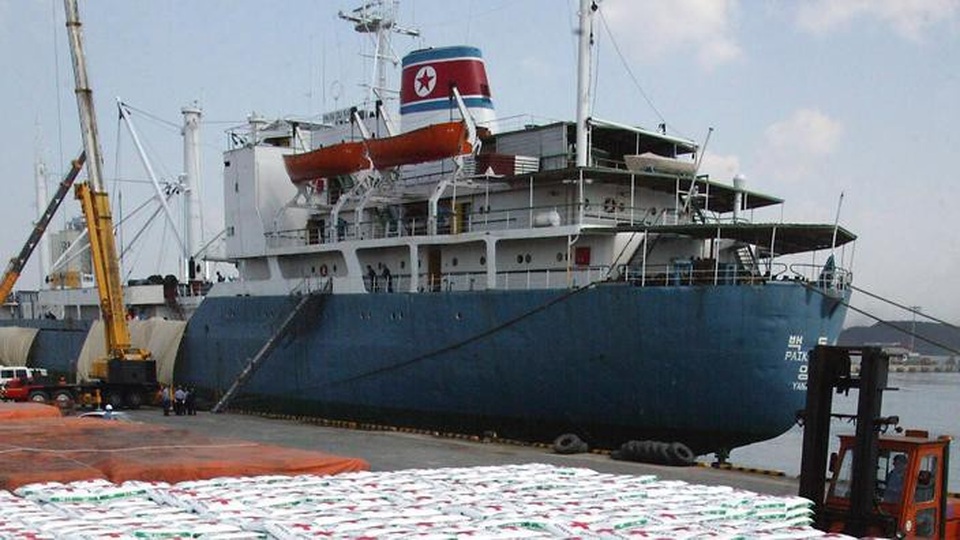 Thêm quốc gia cắt đứt quan hệ với Triều Tiên - 1 Một tàu chở hàng Triều Tiên (Ảnh: AAP)