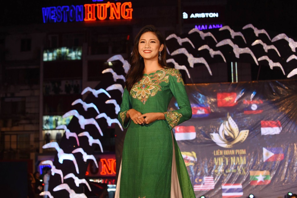 Á hậu Thanh Tú nền nã với áo dài - 5