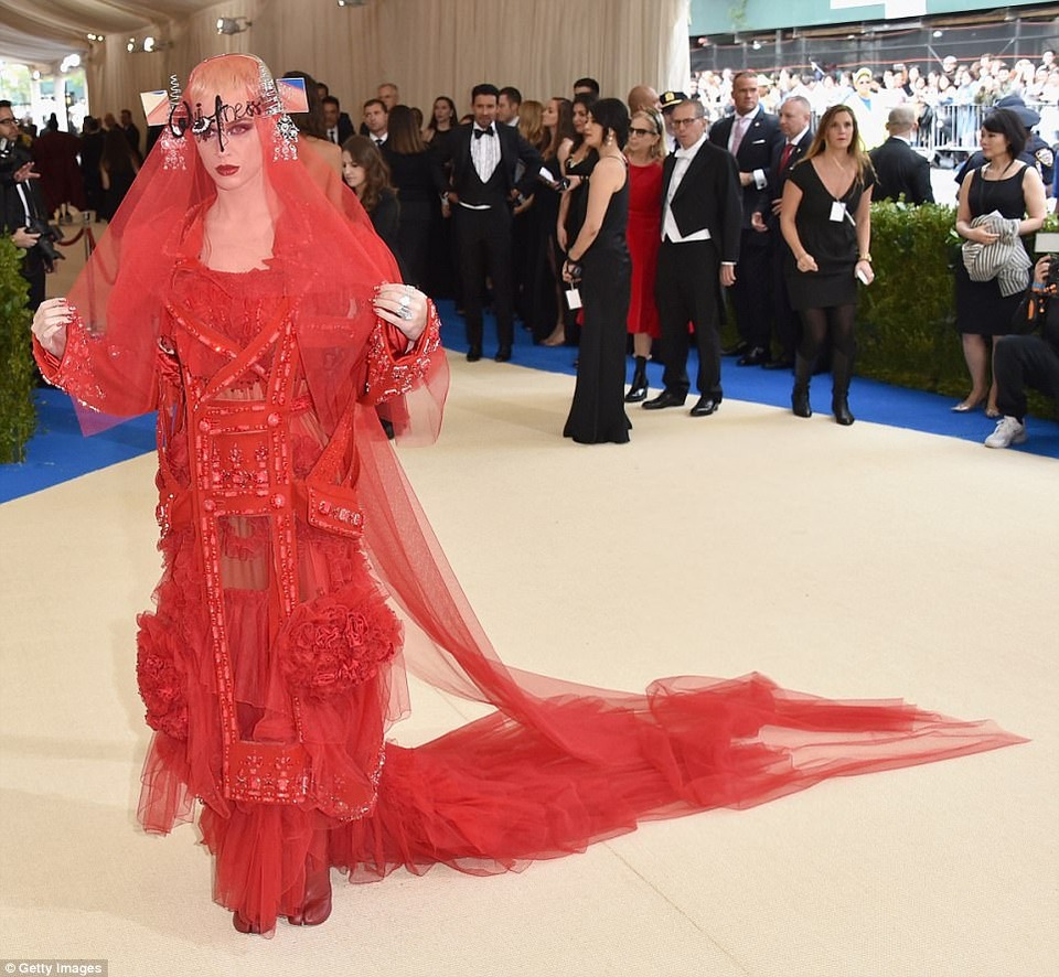 Những trang phục siêu xấu tại sự kiện thời trang Met - 1
Katy Perry bị chê trông đáng sợ như sao phim kinh dị với trang phục của John Galliano