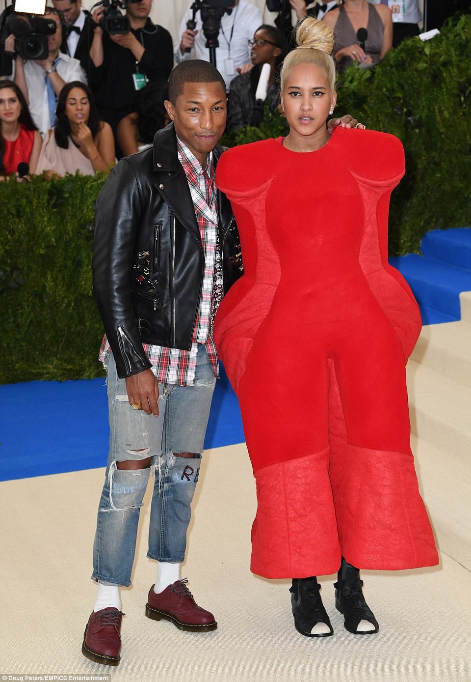 Những trang phục siêu xấu tại sự kiện thời trang Met - 5
Ca sỹ Pharrell Williams và vợ Helen Lasichanh diện 2 bộ đồ rất khó hiểu và không hề sang trọng
