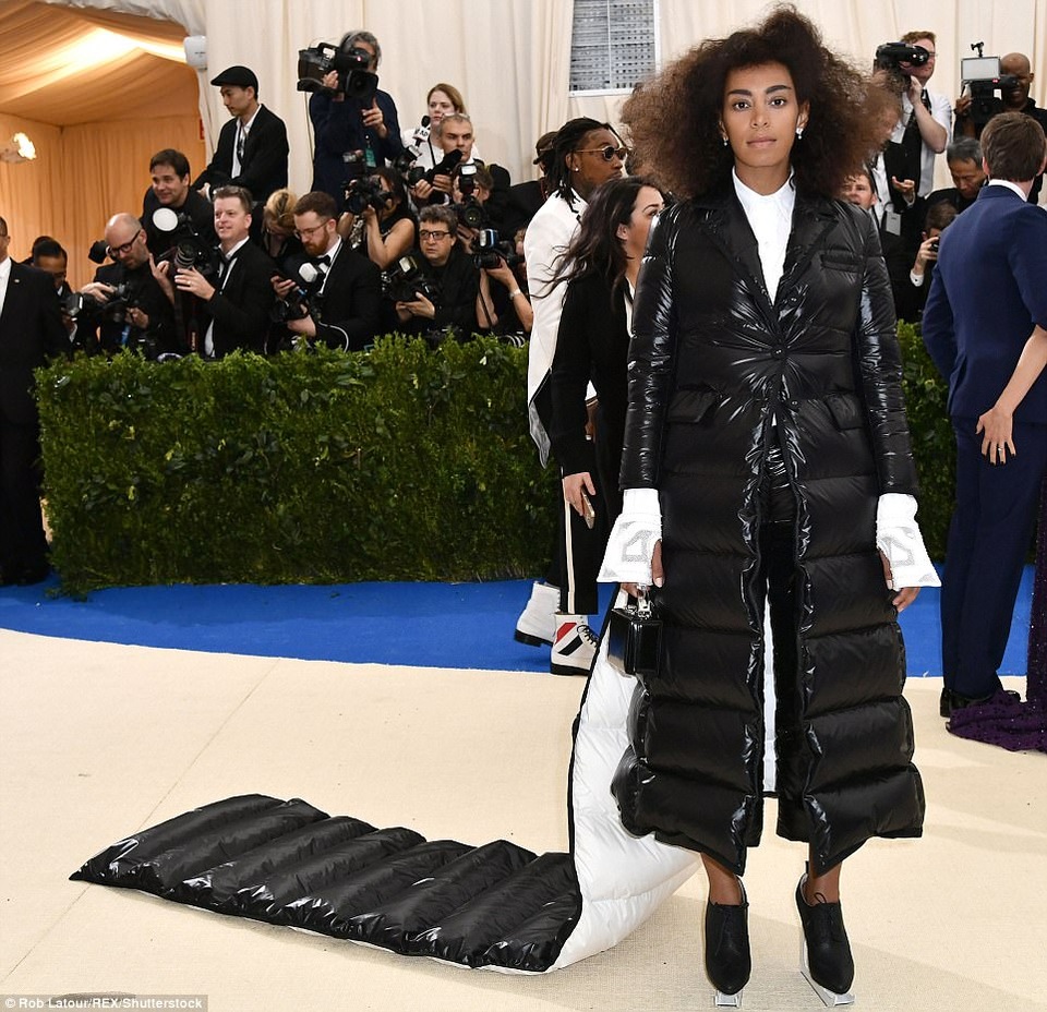 Những trang phục siêu xấu tại sự kiện thời trang Met - 14
Solange Knowles và bộ đồ chất liệu phao thật sự thảm họa