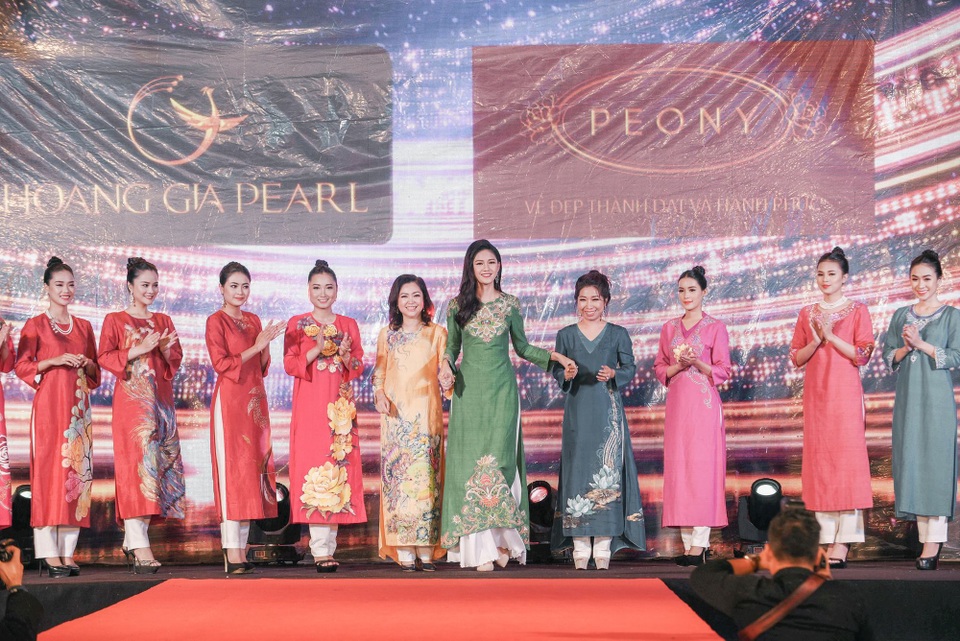 Á hậu Thanh Tú nền nã với áo dài - 3