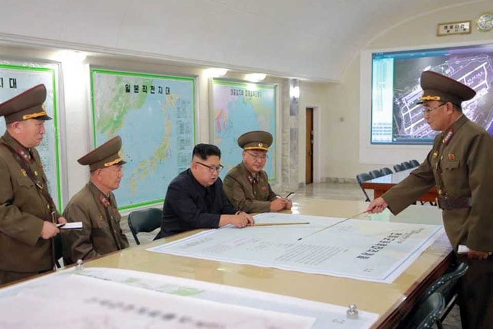 Bức ảnh hé lộ kế hoạch tấn công đảo Guam của Triều Tiên - 2
Nhà lãnh đạo Kim Jong-un bên cạnh tấm bản đồ được cho là phác thảo kế hoạch tấn công đảo Guam được truyền thông Triều Tiên đăng tải ngày 15/8. (Ảnh: KCNA)