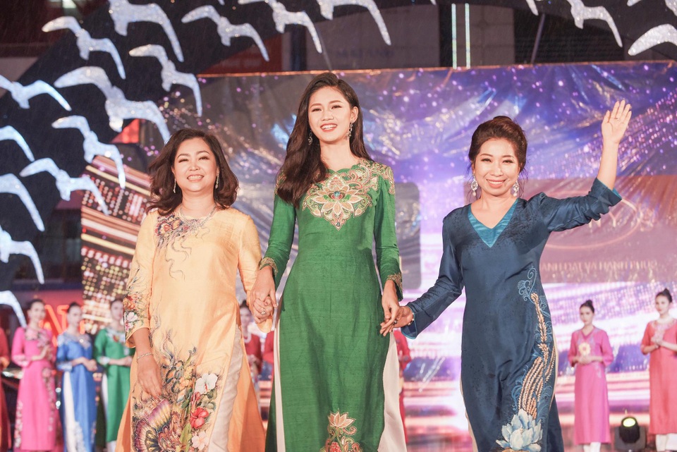 Á hậu Thanh Tú nền nã với áo dài - 2